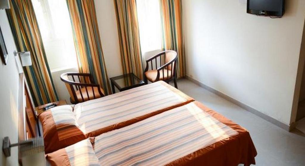 Hotel Hill View Kochi Стая снимка